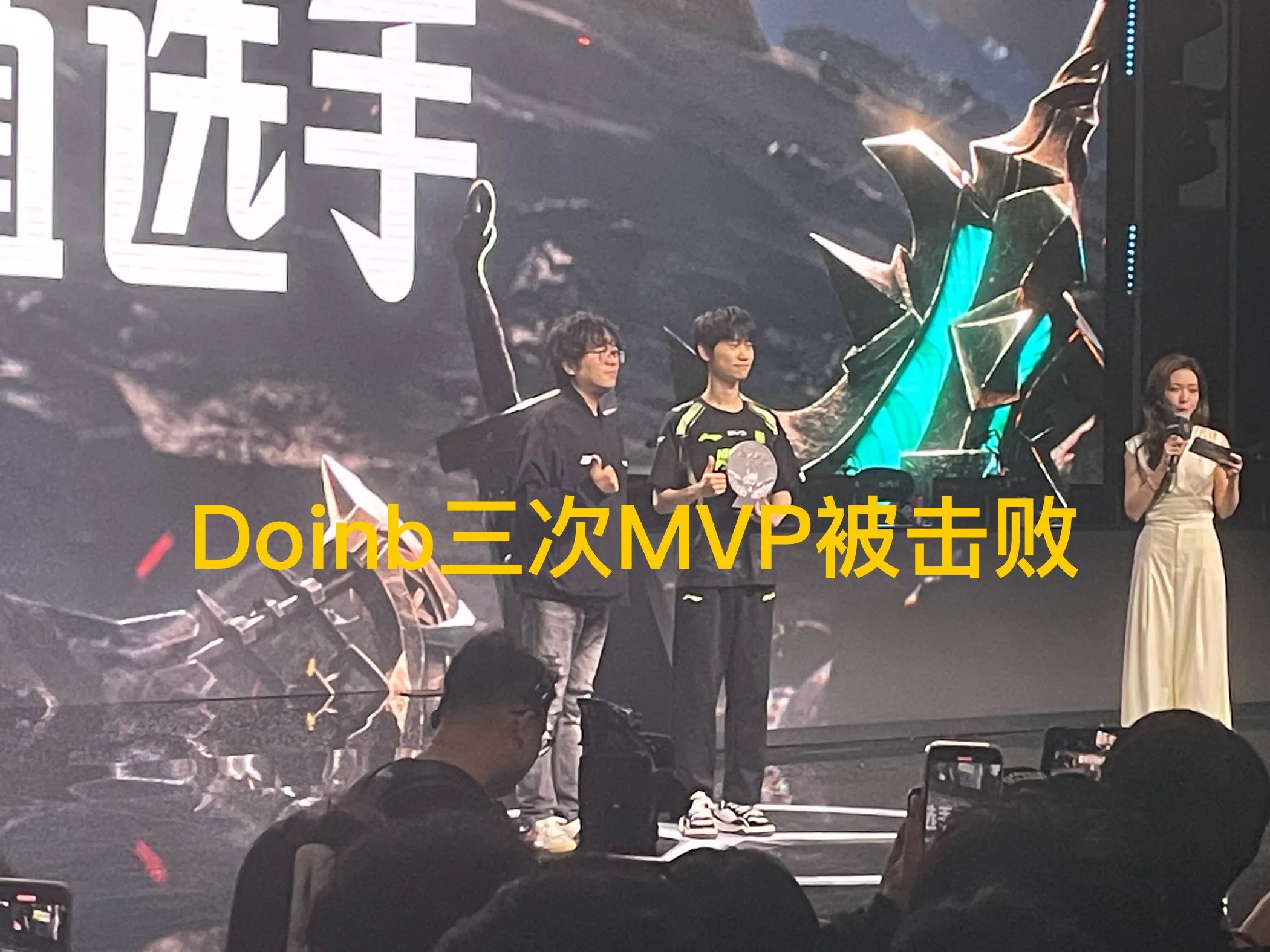 包含JackeyLove在FPX比赛中大比分获胜，重返赛场引发热议！的词条