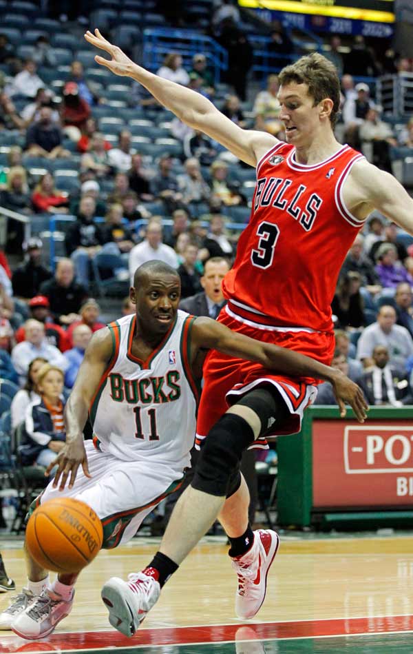 公牛不断突破！，穆古鲁扎连续二十场比赛得分超过反败为胜上演精彩一战的简单介绍