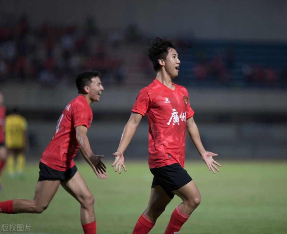 广州队迎意甲关键赛；清晨扳平良机；话题不断；更衣室氛围转暖
